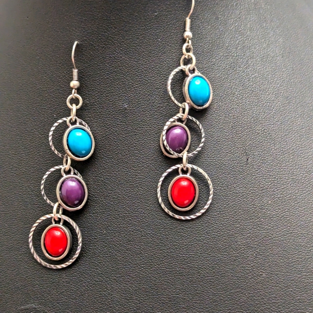 - 2 Inch silver tone earrings for pierced ears. 2 inches long. Dangling Co…